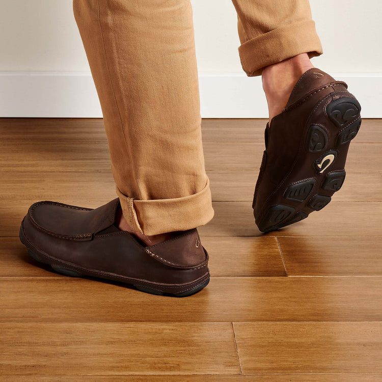 OluKai Men's Moloā Leather Slip-On Shoes Dark Wood / Dark Java