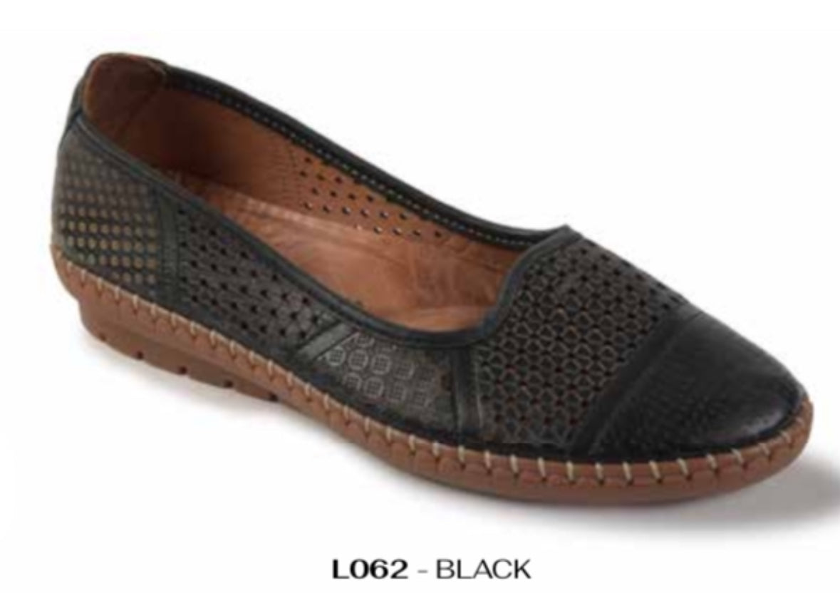 Volks Walkers Women's 1543 Slip-On Black