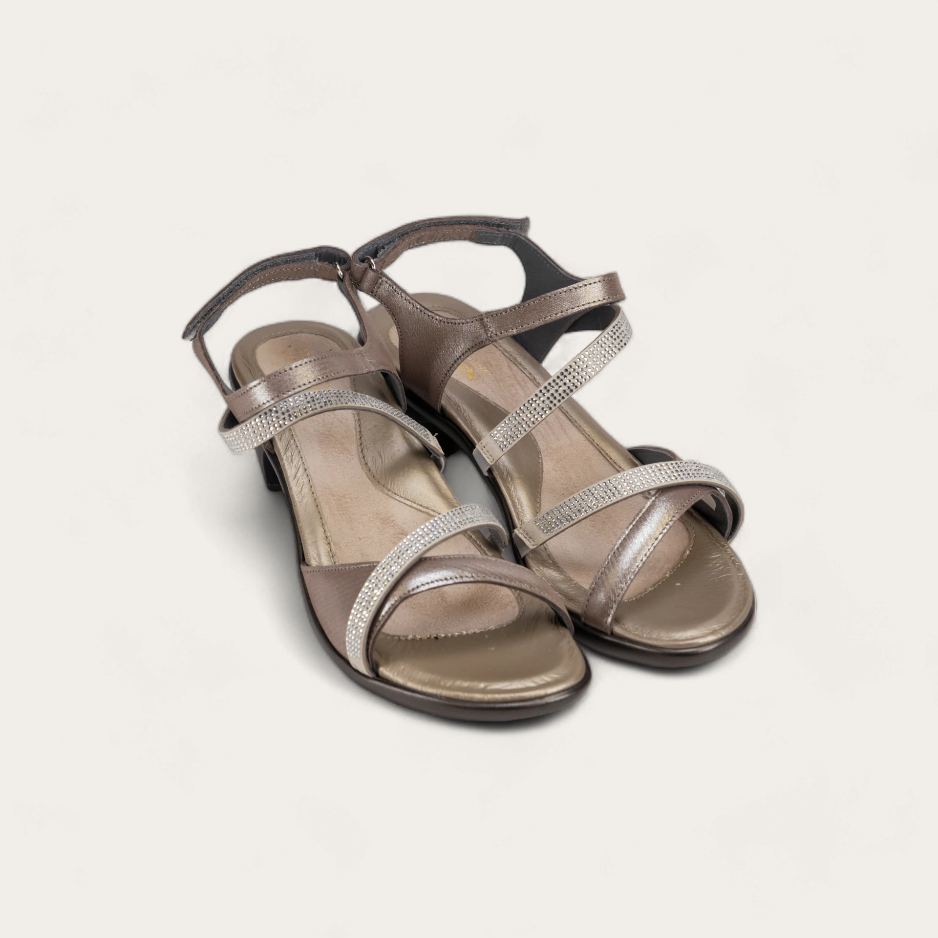Naot Women's Innovate Sandals Silver Threads Lthr/Beige w/ Clear Rhinestones